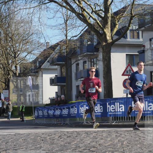06.04.2025 - 44. Internationalen Wilhelmsburger Insellauf Luisa Fischer http://msf.ph/oto/7560727 06.04.2025 10:28:23 Ziel 4250, 4263, 4174 meine-sportfotos.de