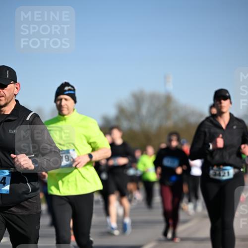 06.04.2025 - 44. Internationalen Wilhelmsburger Insellauf Dr. Thomas Lammeyer http://msf.ph/oto/7561161 06.04.2025 09:36:16 Laufen 19, 3421 meine-sportfotos.de