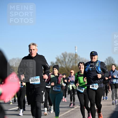 06.04.2025 - 44. Internationalen Wilhelmsburger Insellauf Dr. Thomas Lammeyer http://msf.ph/oto/7561302 06.04.2025 09:36:22 Laufen 4098, 3765, 3969, 4433, 529 meine-sportfotos.de