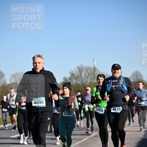 06.04.2025 - 44. Internationalen Wilhelmsburger Insellauf Dr. Thomas Lammeyer http://msf.ph/oto/7561308 06.04.2025 09:36:22 Laufen 4098, 3765, 3969, 4433 meine-sportfotos.de