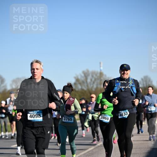 06.04.2025 - 44. Internationalen Wilhelmsburger Insellauf Dr. Thomas Lammeyer http://msf.ph/oto/7561312 06.04.2025 09:36:22 Laufen 4098, 3765, 3969, 4433, 3029 meine-sportfotos.de