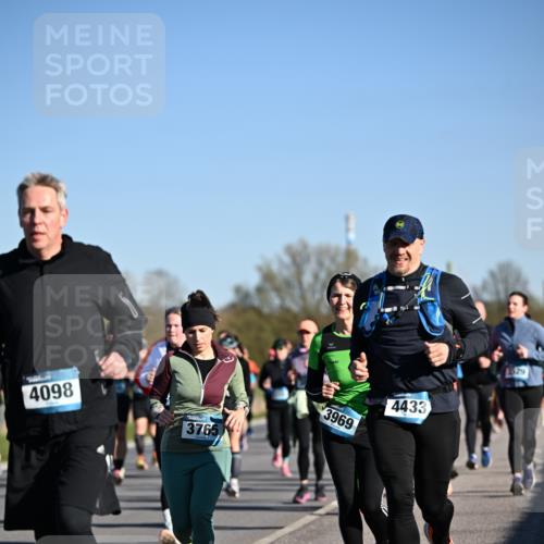 06.04.2025 - 44. Internationalen Wilhelmsburger Insellauf Dr. Thomas Lammeyer http://msf.ph/oto/7561322 06.04.2025 09:36:22 Laufen 4098, 3765, 3969, 4433, 1529 meine-sportfotos.de