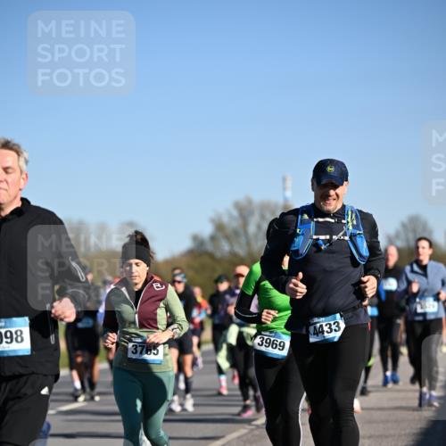 06.04.2025 - 44. Internationalen Wilhelmsburger Insellauf Dr. Thomas Lammeyer http://msf.ph/oto/7561331 06.04.2025 09:36:23 Laufen 098, 2, 3765, 3969, 4433 meine-sportfotos.de