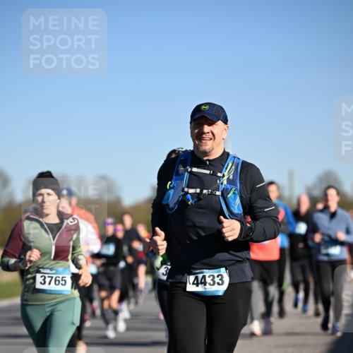 06.04.2025 - 44. Internationalen Wilhelmsburger Insellauf Dr. Thomas Lammeyer http://msf.ph/oto/7561357 06.04.2025 09:36:24 Laufen 3765, 3, 4433 meine-sportfotos.de