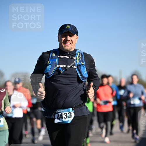 06.04.2025 - 44. Internationalen Wilhelmsburger Insellauf Dr. Thomas Lammeyer http://msf.ph/oto/7561368 06.04.2025 09:36:24 Laufen 5, 4433, 71 meine-sportfotos.de