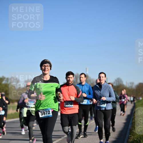 06.04.2025 - 44. Internationalen Wilhelmsburger Insellauf Dr. Thomas Lammeyer http://msf.ph/oto/7561418 06.04.2025 09:36:26 Laufen 9823, 3972, 3530, 3529 meine-sportfotos.de