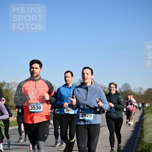 06.04.2025 - 44. Internationalen Wilhelmsburger Insellauf Dr. Thomas Lammeyer http://msf.ph/oto/7561457 06.04.2025 09:36:28 Laufen 3530, 399, 3666, 3529 meine-sportfotos.de