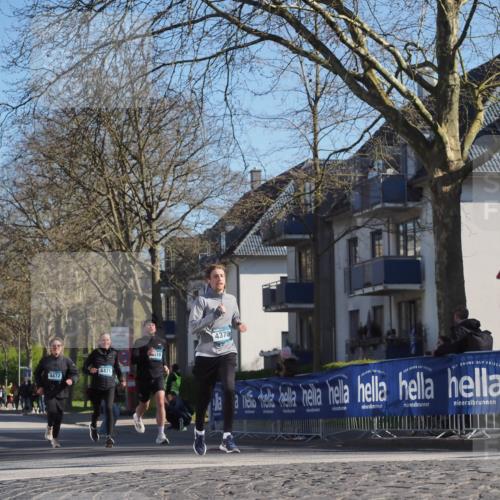 06.04.2025 - 44. Internationalen Wilhelmsburger Insellauf Luisa Fischer http://msf.ph/oto/7562060 06.04.2025 10:30:35 Ziel 4472, 4471, 19, 4370 meine-sportfotos.de