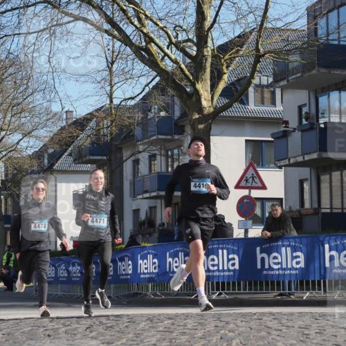 06.04.2025 - 44. Internationalen Wilhelmsburger Insellauf Luisa Fischer http://msf.ph/oto/7562106 06.04.2025 10:30:37 Ziel 4419, 4472, 4471 meine-sportfotos.de