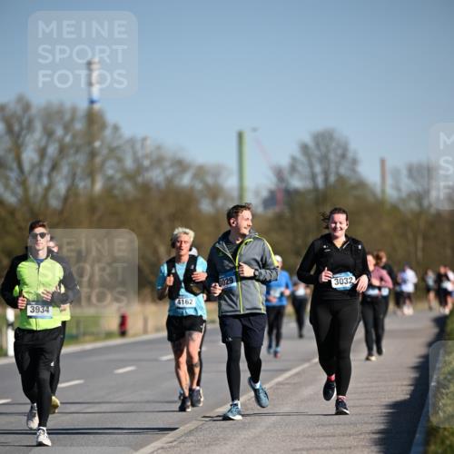 06.04.2025 - 44. Internationalen Wilhelmsburger Insellauf Dr. Thomas Lammeyer http://msf.ph/oto/7562591 06.04.2025 09:37:21 Laufen 3934, 4162, 3029, 3032 meine-sportfotos.de