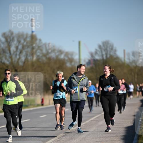 06.04.2025 - 44. Internationalen Wilhelmsburger Insellauf Dr. Thomas Lammeyer http://msf.ph/oto/7562602 06.04.2025 09:37:22 Laufen 3934, 4162, 29, 302 meine-sportfotos.de