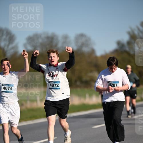 06.04.2025 - 44. Internationalen Wilhelmsburger Insellauf Dr. Thomas Lammeyer http://msf.ph/oto/7563200 06.04.2025 09:38:10 Laufen 4074, 4072, 207 meine-sportfotos.de