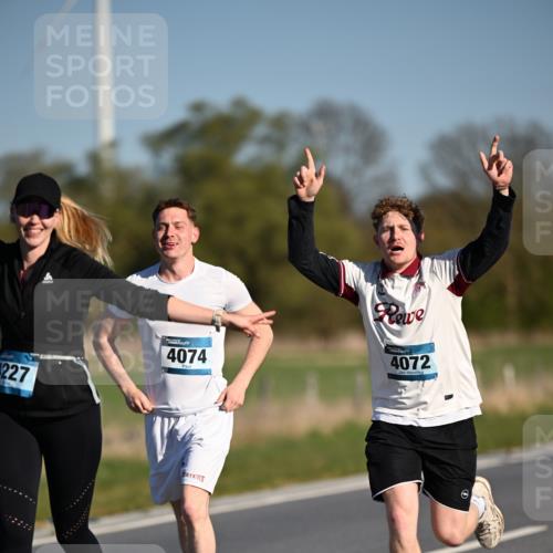 06.04.2025 - 44. Internationalen Wilhelmsburger Insellauf Dr. Thomas Lammeyer http://msf.ph/oto/7563224 06.04.2025 09:38:11 Laufen 227, 4074, 4072 meine-sportfotos.de