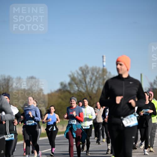 06.04.2025 - 44. Internationalen Wilhelmsburger Insellauf Dr. Thomas Lammeyer http://msf.ph/oto/7563600 06.04.2025 09:38:33 Laufen 3828, 4491, 3710, 3397, 400 meine-sportfotos.de