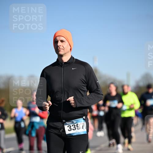 06.04.2025 - 44. Internationalen Wilhelmsburger Insellauf Dr. Thomas Lammeyer http://msf.ph/oto/7563618 06.04.2025 09:38:35 Laufen 3397 meine-sportfotos.de