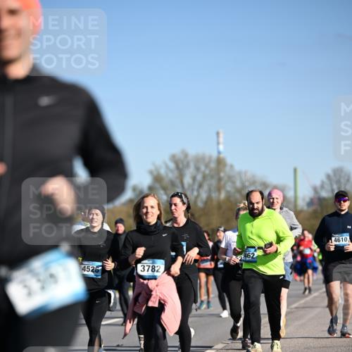 06.04.2025 - 44. Internationalen Wilhelmsburger Insellauf Dr. Thomas Lammeyer http://msf.ph/oto/7563635 06.04.2025 09:38:36 Laufen 4526, 3782, 2462, 4610 meine-sportfotos.de