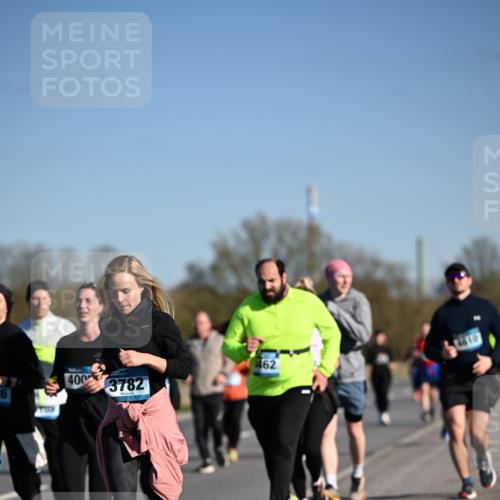 06.04.2025 - 44. Internationalen Wilhelmsburger Insellauf Dr. Thomas Lammeyer http://msf.ph/oto/7563662 06.04.2025 09:38:37 Laufen 26, 400, 3782, 462, 4410 meine-sportfotos.de