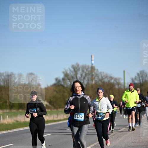 06.04.2025 - 44. Internationalen Wilhelmsburger Insellauf Dr. Thomas Lammeyer http://msf.ph/oto/7563901 06.04.2025 09:38:47 Laufen 3442, 4482, 3439 meine-sportfotos.de