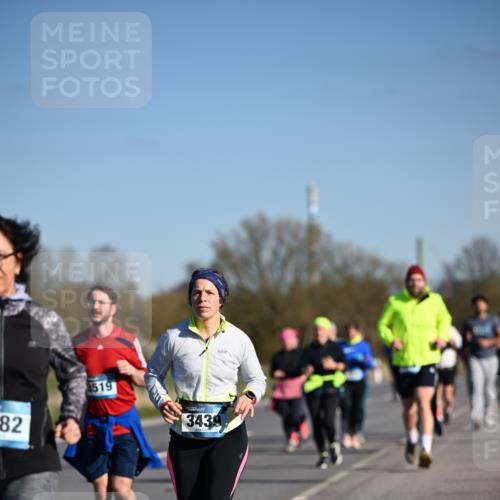 06.04.2025 - 44. Internationalen Wilhelmsburger Insellauf Dr. Thomas Lammeyer http://msf.ph/oto/7563956 06.04.2025 09:38:49 Laufen 82, 3519, 3439 meine-sportfotos.de
