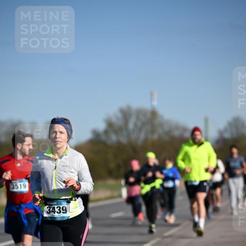 06.04.2025 - 44. Internationalen Wilhelmsburger Insellauf Dr. Thomas Lammeyer http://msf.ph/oto/7563979 06.04.2025 09:38:50 Laufen 3519, 3439 meine-sportfotos.de