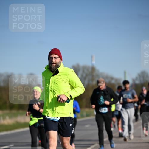 06.04.2025 - 44. Internationalen Wilhelmsburger Insellauf Dr. Thomas Lammeyer http://msf.ph/oto/7564047 06.04.2025 09:38:54 Laufen 17, 910 meine-sportfotos.de