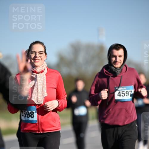 06.04.2025 - 44. Internationalen Wilhelmsburger Insellauf Dr. Thomas Lammeyer http://msf.ph/oto/7564368 06.04.2025 09:39:16 Laufen 4598, 4597 meine-sportfotos.de