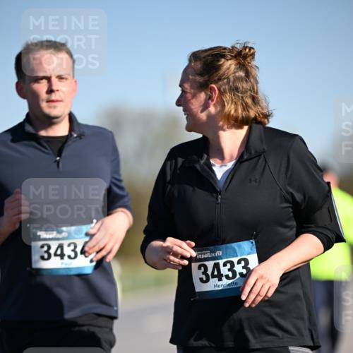 06.04.2025 - 44. Internationalen Wilhelmsburger Insellauf Dr. Thomas Lammeyer http://msf.ph/oto/7564571 06.04.2025 09:39:32 Laufen 3434, 3433 meine-sportfotos.de