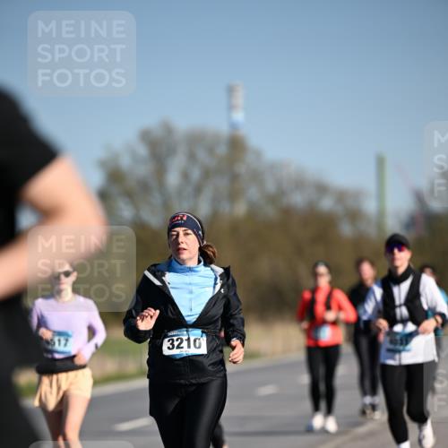 06.04.2025 - 44. Internationalen Wilhelmsburger Insellauf Dr. Thomas Lammeyer http://msf.ph/oto/7564832 06.04.2025 09:39:53 Laufen 17, 3210 meine-sportfotos.de