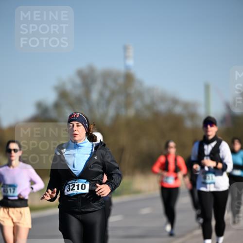 06.04.2025 - 44. Internationalen Wilhelmsburger Insellauf Dr. Thomas Lammeyer http://msf.ph/oto/7564845 06.04.2025 09:39:53 Laufen 4517, 3210 meine-sportfotos.de