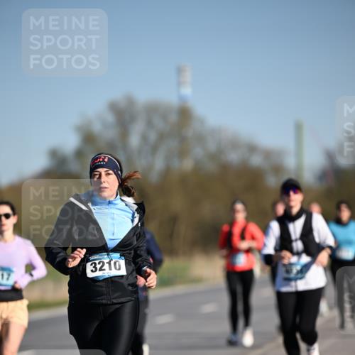 06.04.2025 - 44. Internationalen Wilhelmsburger Insellauf Dr. Thomas Lammeyer http://msf.ph/oto/7564851 06.04.2025 09:39:54 Laufen 17, 3210 meine-sportfotos.de