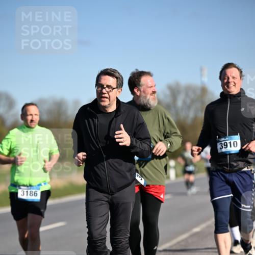 06.04.2025 - 44. Internationalen Wilhelmsburger Insellauf Dr. Thomas Lammeyer http://msf.ph/oto/7565592 06.04.2025 09:40:55 Laufen 3186, 3910 meine-sportfotos.de