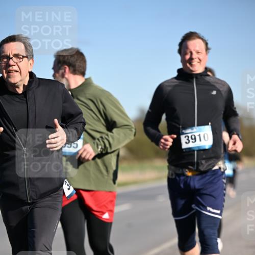 06.04.2025 - 44. Internationalen Wilhelmsburger Insellauf Dr. Thomas Lammeyer http://msf.ph/oto/7565608 06.04.2025 09:40:56 Laufen 35, 3910 meine-sportfotos.de