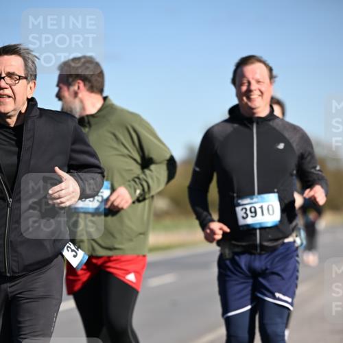 06.04.2025 - 44. Internationalen Wilhelmsburger Insellauf Dr. Thomas Lammeyer http://msf.ph/oto/7565610 06.04.2025 09:40:56 Laufen 3910 meine-sportfotos.de