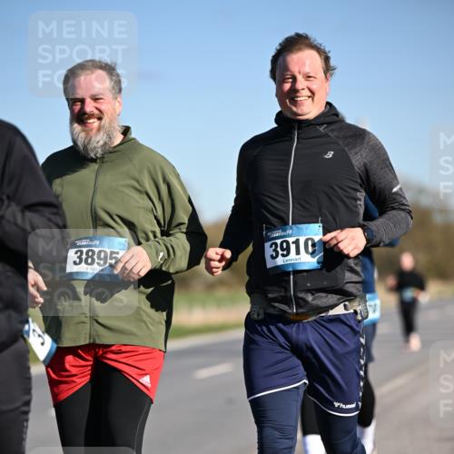 06.04.2025 - 44. Internationalen Wilhelmsburger Insellauf Dr. Thomas Lammeyer http://msf.ph/oto/7565617 06.04.2025 09:40:57 Laufen 3895, 3910 meine-sportfotos.de