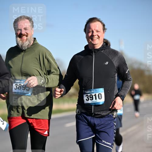 06.04.2025 - 44. Internationalen Wilhelmsburger Insellauf Dr. Thomas Lammeyer http://msf.ph/oto/7565620 06.04.2025 09:40:57 Laufen 3895, 3910 meine-sportfotos.de