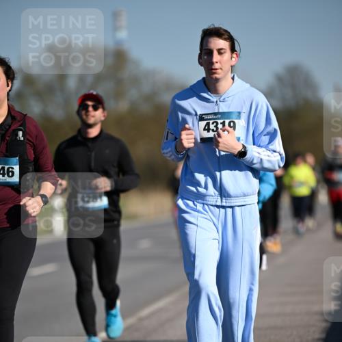 06.04.2025 - 44. Internationalen Wilhelmsburger Insellauf Dr. Thomas Lammeyer http://msf.ph/oto/7566072 06.04.2025 09:41:42 Laufen 46, 4281, 4319 meine-sportfotos.de