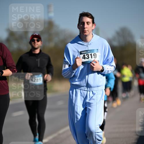 06.04.2025 - 44. Internationalen Wilhelmsburger Insellauf Dr. Thomas Lammeyer http://msf.ph/oto/7566077 06.04.2025 09:41:43 Laufen 4281, 4319 meine-sportfotos.de