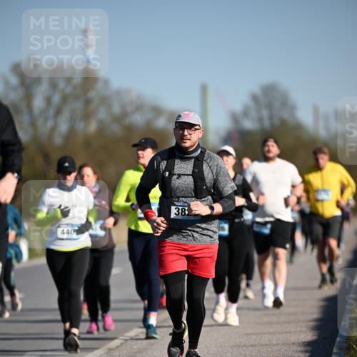 06.04.2025 - 44. Internationalen Wilhelmsburger Insellauf Dr. Thomas Lammeyer http://msf.ph/oto/7566181 06.04.2025 09:41:55 Laufen 440, 38 meine-sportfotos.de