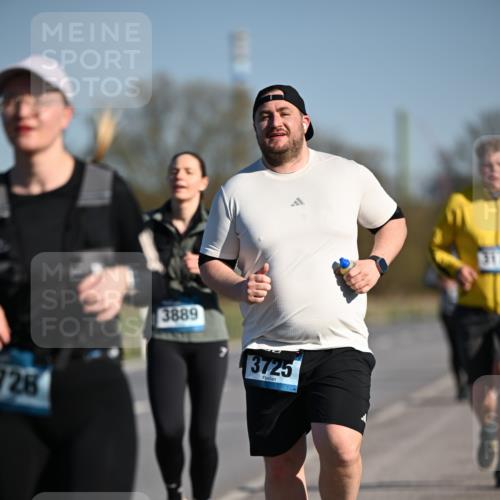 06.04.2025 - 44. Internationalen Wilhelmsburger Insellauf Dr. Thomas Lammeyer http://msf.ph/oto/7566286 06.04.2025 09:42:02 Laufen 726, 3889, 3725, 317 meine-sportfotos.de