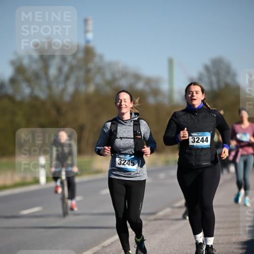 06.04.2025 - 44. Internationalen Wilhelmsburger Insellauf Dr. Thomas Lammeyer http://msf.ph/oto/7566374 06.04.2025 09:42:09 Laufen 3245, 3244 meine-sportfotos.de