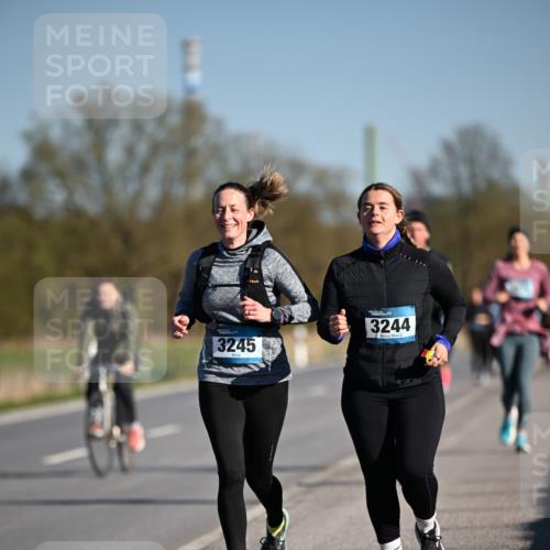06.04.2025 - 44. Internationalen Wilhelmsburger Insellauf Dr. Thomas Lammeyer http://msf.ph/oto/7566382 06.04.2025 09:42:10 Laufen 3245, 3244 meine-sportfotos.de