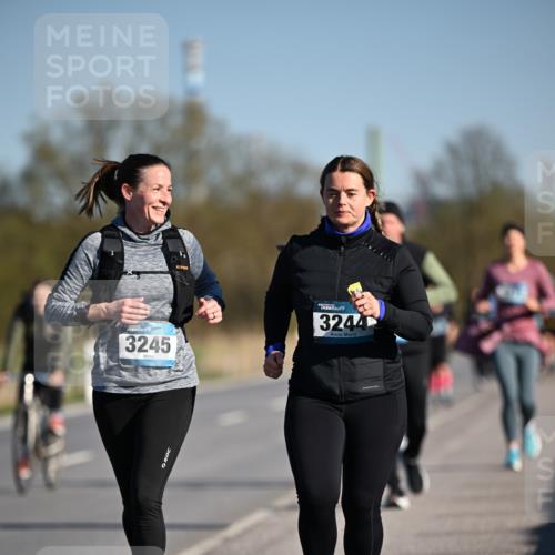 06.04.2025 - 44. Internationalen Wilhelmsburger Insellauf Dr. Thomas Lammeyer http://msf.ph/oto/7566404 06.04.2025 09:42:11 Laufen 3245, 3244 meine-sportfotos.de