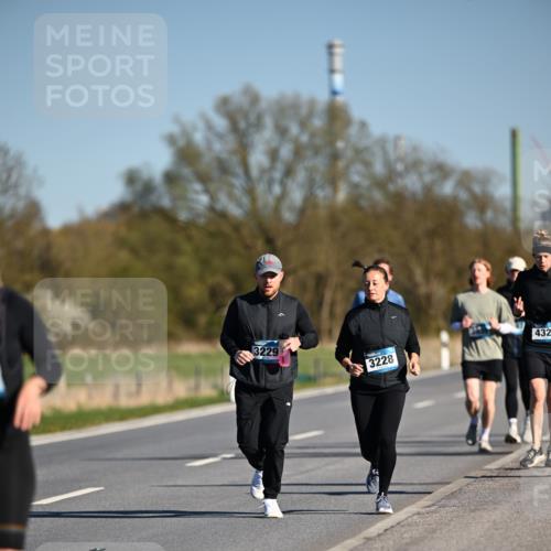 06.04.2025 - 44. Internationalen Wilhelmsburger Insellauf Dr. Thomas Lammeyer http://msf.ph/oto/7566550 06.04.2025 09:42:30 Laufen 3229, 3228, 432 meine-sportfotos.de