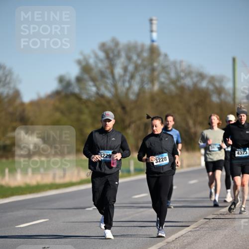 06.04.2025 - 44. Internationalen Wilhelmsburger Insellauf Dr. Thomas Lammeyer http://msf.ph/oto/7566557 06.04.2025 09:42:31 Laufen 3229, 3228, 4323 meine-sportfotos.de