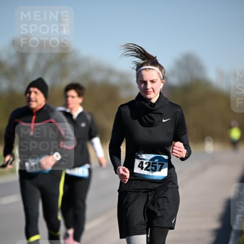 06.04.2025 - 44. Internationalen Wilhelmsburger Insellauf Dr. Thomas Lammeyer http://msf.ph/oto/7567576 06.04.2025 09:45:15 Laufen 4257 meine-sportfotos.de
