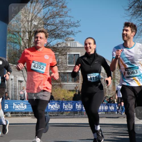 06.04.2025 - 44. Internationalen Wilhelmsburger Insellauf A. Gomolzig http://msf.ph/oto/7571773 06.04.2025 10:45:39 Ziel 3851, 3866, 3873, 3978, 4063, 4194, 4301, 4302, 4352, 4565, 5003 meine-sportfotos.de
