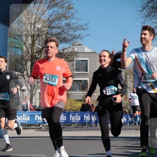 06.04.2025 - 44. Internationalen Wilhelmsburger Insellauf A. Gomolzig http://msf.ph/oto/7571776 06.04.2025 10:45:39 Ziel 3851, 3866, 3873, 3978, 4063, 4194, 4301, 4302, 4352, 4565, 5003 meine-sportfotos.de