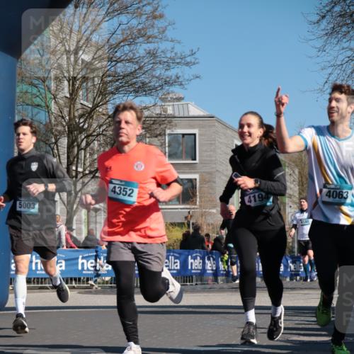 06.04.2025 - 44. Internationalen Wilhelmsburger Insellauf A. Gomolzig http://msf.ph/oto/7571779 06.04.2025 10:45:38 Ziel 3678, 3851, 3866, 3873, 3978, 4063, 4194, 4301, 4302, 4352, 4565, 5003 meine-sportfotos.de