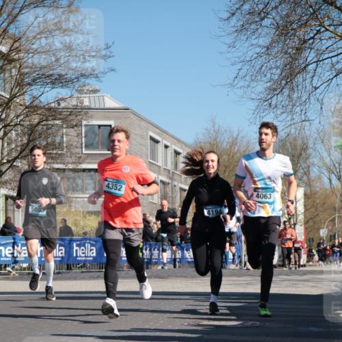 06.04.2025 - 44. Internationalen Wilhelmsburger Insellauf A. Gomolzig http://msf.ph/oto/7571799 06.04.2025 10:45:38 Ziel 3678, 3851, 3866, 3873, 3978, 4063, 4194, 4301, 4302, 4352, 4565, 5003 meine-sportfotos.de