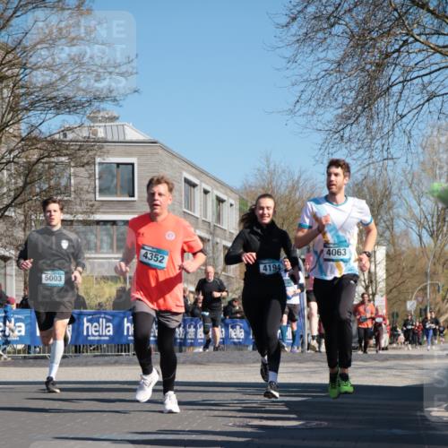 06.04.2025 - 44. Internationalen Wilhelmsburger Insellauf A. Gomolzig http://msf.ph/oto/7571803 06.04.2025 10:45:38 Ziel 3678, 3851, 3866, 3873, 3978, 4063, 4194, 4301, 4302, 4352, 4565, 5003 meine-sportfotos.de